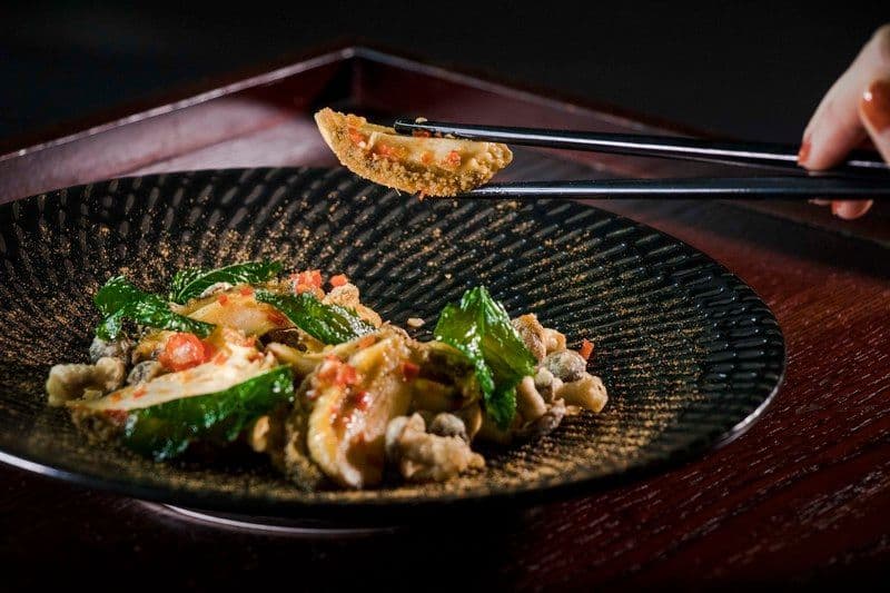 Above & Beyond Hotel ICON - 天外天中菜廳 - 唯港薈 OKiBook Hong Kong Restaurant Buffet Booking 自助餐預訂香 Wok-fried Abalone with Chilli and Mushrooms