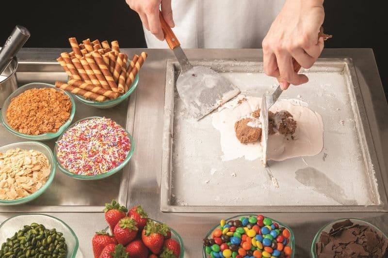 Bistro on the Mile 金域假日酒店 Holiday Inn Golden Mile - OKiBook Hong Kong Restaurant Booking 自助餐預訂香 -  Ice-Cream Teppanyaki鐵版炒果味冰卷伴Haagen Dazs雪糕