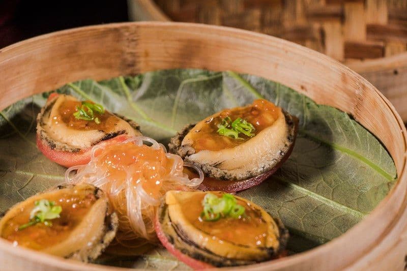 Above & Beyond Hotel ICON - 天外天中菜廳 - 唯港薈 OKiBook Hong Kong Restaurant Buffet Booking 自助餐預訂香 Steamed Abalone with Tomato and Plum Sauce served with Vermicelli